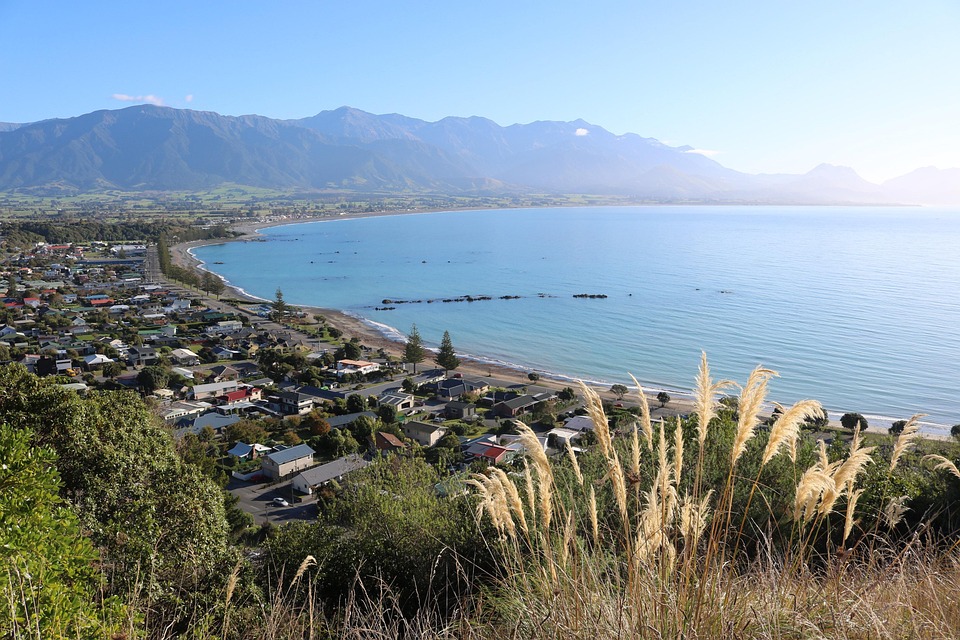 Bild von der Stadt vom Hügel aus mit Blick Richtung Strand und Meer
